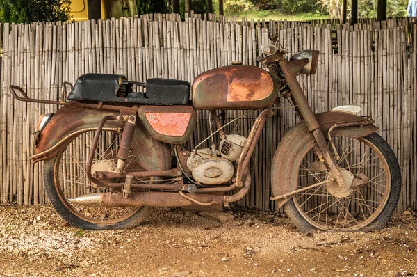 Stary, zardzewiały motocykla — Zdjęcie stockowe