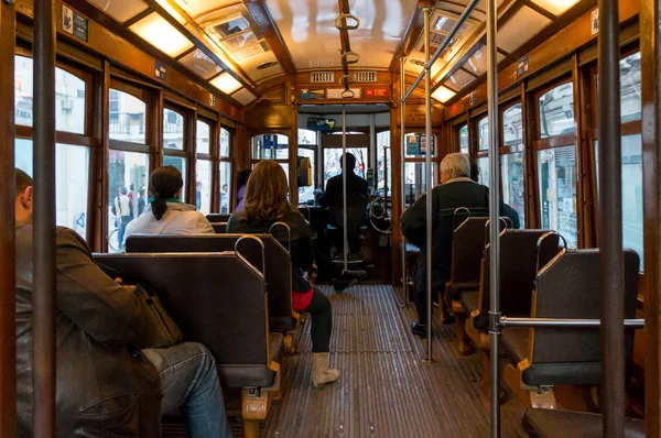 Interiér starého Lisabonu tramvaj, Portugalsko — Stock fotografie