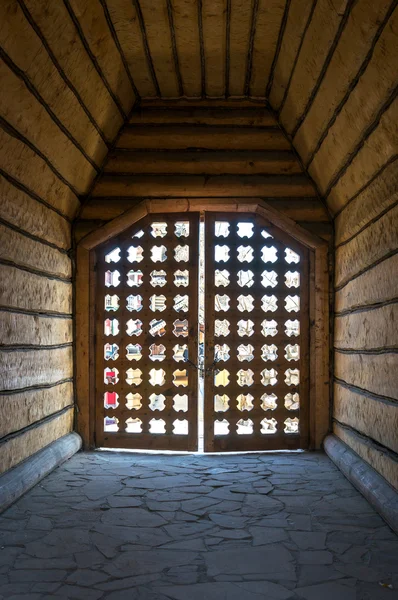 Старі дерев'яні ворота — стокове фото