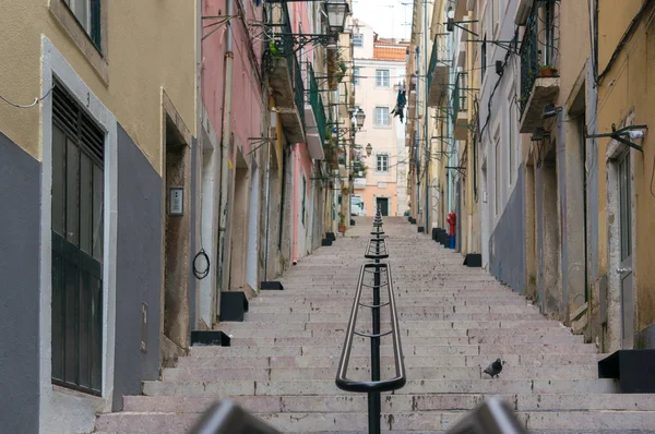 Узкие Алфама-стрит и лестница, Лиссабон — стоковое фото