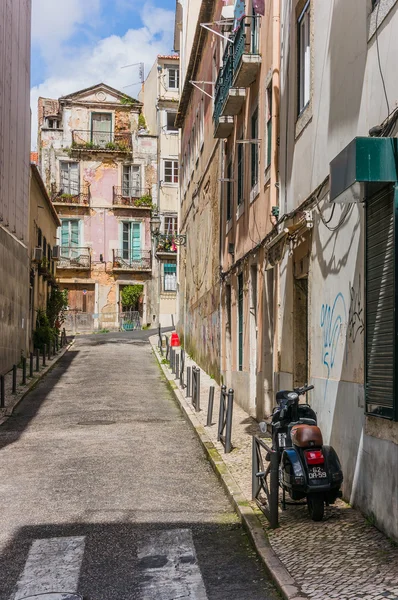 Antigua calle y tejados de Lisboa, Portugal — Foto de Stock