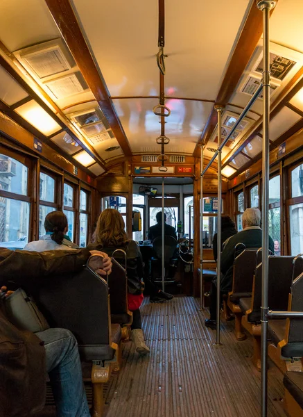 Interiér starého Lisabonu tramvaj, Portugalsko — Stock fotografie