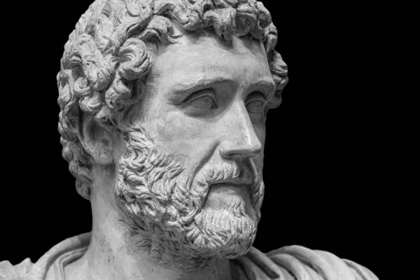 Portret rzymskiego cesarza Antoninusa Piusa odizolowany na czarnym tle. Rzeźba starego człowieka z brodą — Zdjęcie stockowe