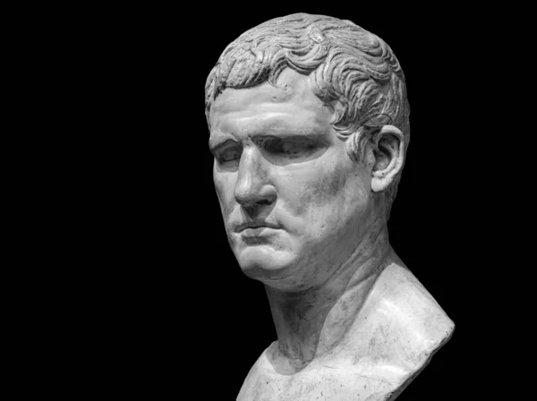 Retrato del general romano, estadista y arquitecto Marcus Vipsanius Agrippa aislado sobre fondo negro — Foto de Stock