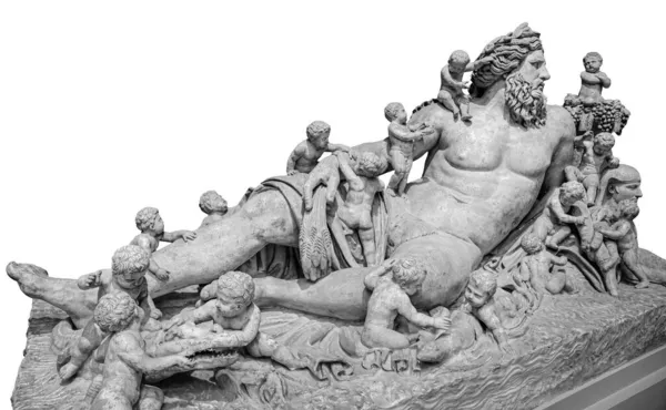 Ősi rajtaütés a Nílus folyó istenétől. Az ősi ember ábrázolása szakállas szoborral. Antik szobor elszigetelt fehér háttér — Stock Fotó