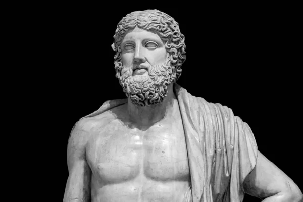Μαρμάρινο άγαλμα του Έλληνα θεού Δία σε μαύρο φόντο. Αρχαιολογικό γλυπτό του ανθρώπου με γενειάδα — Φωτογραφία Αρχείου