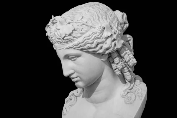 在黑色背景上孤立的古代雕像维纳斯头的石膏副本。石膏雕塑妇女面孔 图库图片
