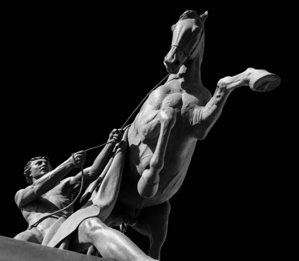 Caballo y hombre antigua escultura del puente de Anichkov en San Petersburgo. Monumento aislado sobre fondo negro — Foto de Stock