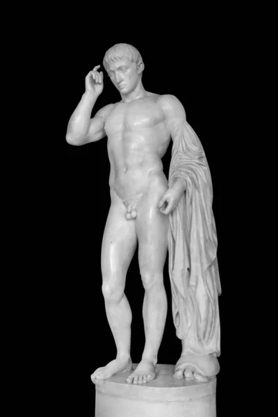 Sculptură de marmură albă veche de lungime completă a unui tânăr gol. Statuia clasică antică a unui tânăr izolat pe negru. Figura de piatră a adolescentului — Fotografie, imagine de stoc