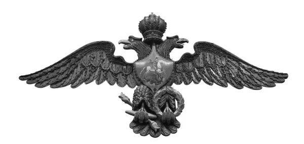Águila rusa de escudo de dos cabezas, hecha de disparadores, balas esféricas y tablones de bloqueo de candados aislados sobre fondo blanco con camino de recorte Imagen de stock