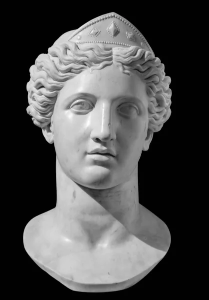 Гипсовая копия головы древней статуи Венеры изолирована на черном фоне. Лицо женщины из гипса — стоковое фото