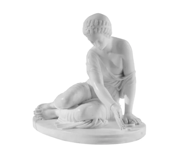 Antigua estatua de mármol de una joven sentada. Escultura femenina antigua. Escultura aislada sobre fondo blanco con camino de recorte — Foto de Stock