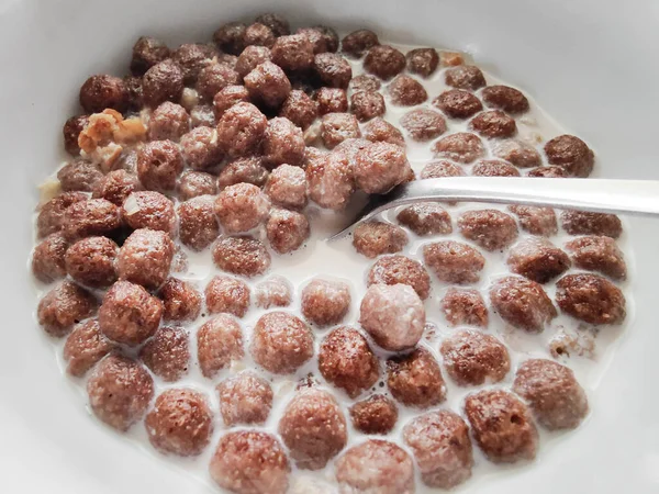 Healthy Breakfast of wheat balls and fresh milk on a light background. Side view. The concept of healthy, dietary breakfasts — Stock Photo, Image