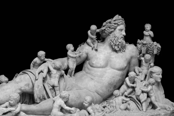 Ősi rajtaütés a Nílus folyó istenétől. Az ősi ember ábrázolása szakállas szoborral. Antik szobor elszigetelt fekete háttér — Stock Fotó