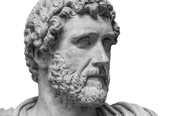 Portrét římského císaře Antonína Piuse izolovaný na bílém pozadí. Stará vousatá socha muže — Stock fotografie