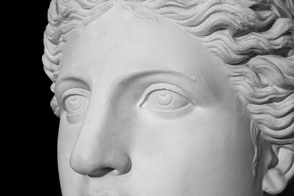 Copia de yeso de la antigua estatua Venus cabeza aislada sobre fondo negro. Escultura de yeso cara de mujer Imágenes de stock libres de derechos