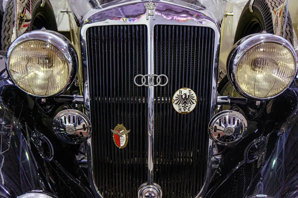Москва, Россия - 28 января 2018 года: Логотип Chrome Auto Union на экране радиатора ретро Audi авто в автомобиле на выставке Московского музея транспорта — стоковое фото