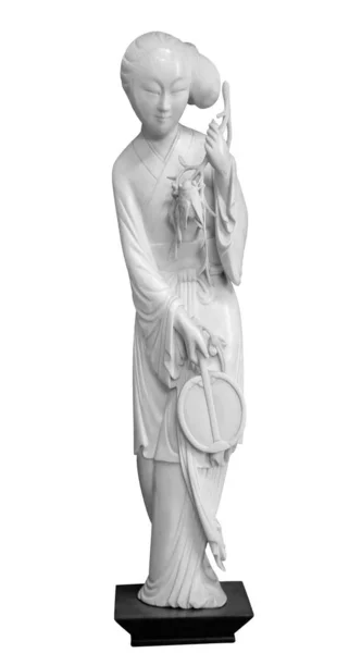 Figura geisha en vestido nacional, pelo tradicional kimono, abanico en la mano. Muñeca de recuerdo, aislada sobre fondo blanco con camino de recorte — Foto de Stock