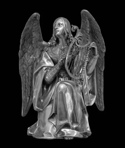 Estátua de anjo isolado em fundo preto com caminho de recorte. Escultura de pedra branca de querubim orante — Fotografia de Stock
