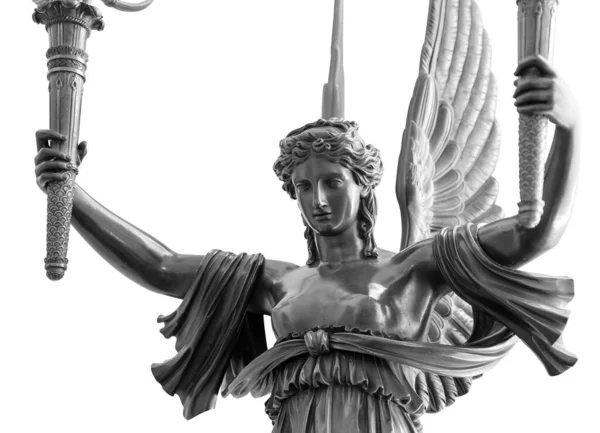 Beeldhouwkunst van een gevleugelde zegevierende godin Nika. Standbeeld van een prachtige heilige engel met vleugels die een zaklamp op een witte achtergrond met knippad vasthoudt — Stockfoto