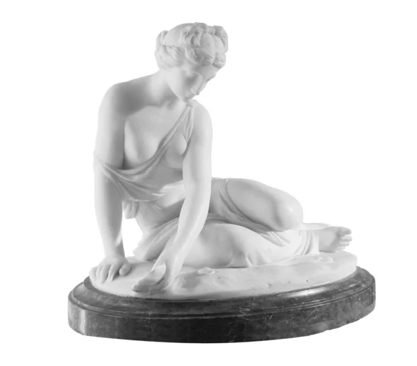 Estátua de mármore antiga de uma jovem mulher sentada. Escultura feminina antiga. Escultura isolada em fundo branco com caminho de recorte Fotografias De Stock Royalty-Free