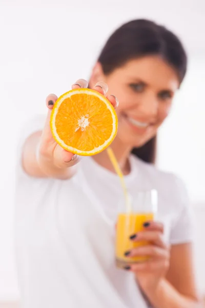 Jovem mulher com laranja — Fotografia de Stock