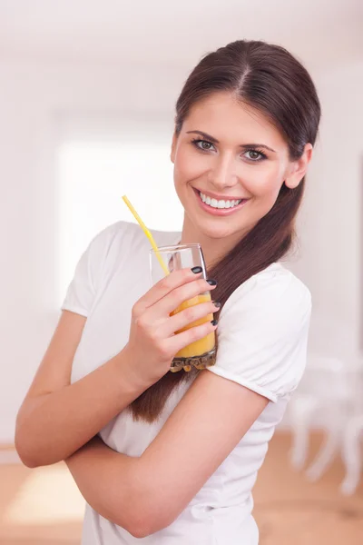 Жінка з апельсиновим соком Ліцензійні Стокові Зображення