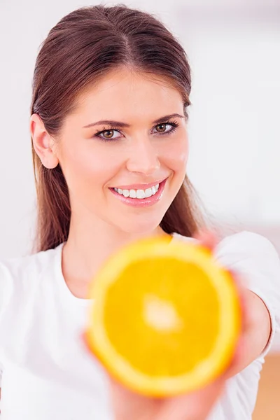 Menina bonita com laranja suculenta — Fotografia de Stock