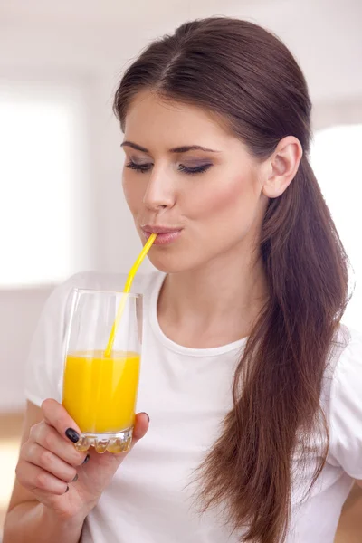 オレンジ ジュースを飲む女性 — ストック写真