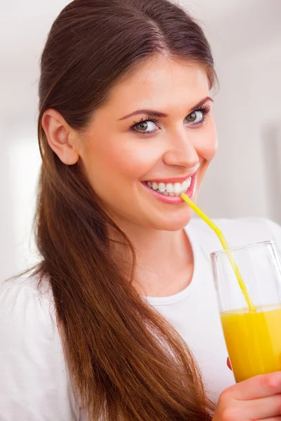 Frauen trinken Orangensaft Stockfoto