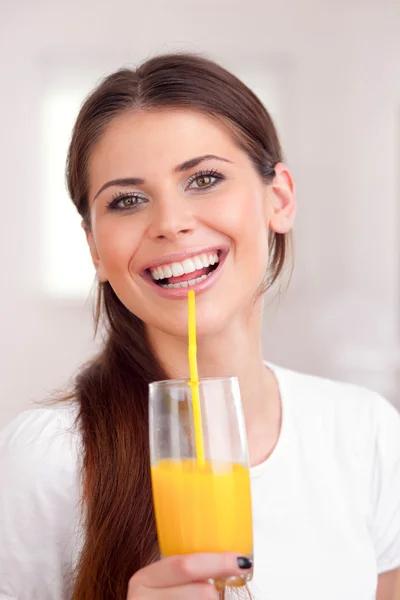 Женщины пьют апельсиновый сок Стоковое Изображение