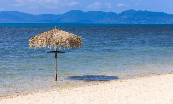 Sonnenschirm auf einem tropischen Strand lizenzfreie Stockbilder