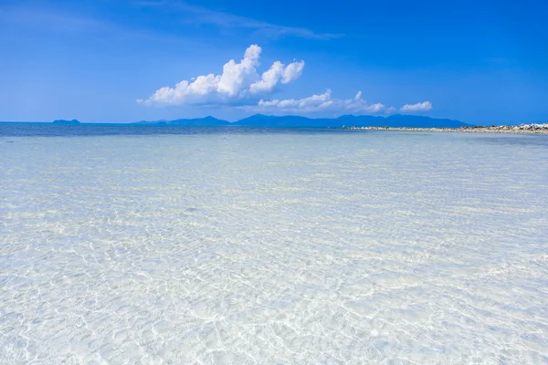 Schöner Meerblick. Klares Wasser am tropischen Strand. Stockbild