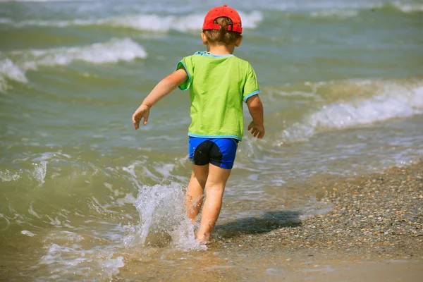 L'enfant sur la côte de mer — Photo