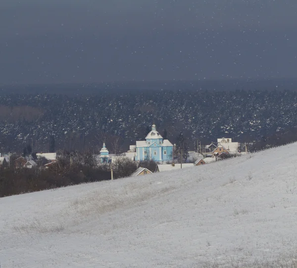 Pokryte śniegiem Kościół chrześcijański w Rosji — Zdjęcie stockowe