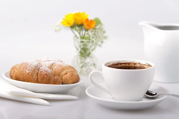 Kaffee und Croissants — Stockfoto