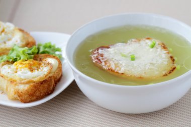 Fransız tost ile soğan çorbası