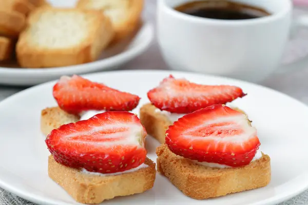 Toast with strawberry — Stock Photo, Image