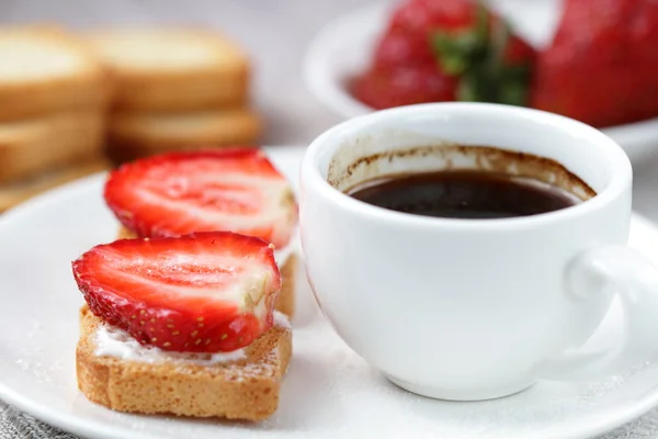 Toast mit Erdbeere — Stockfoto