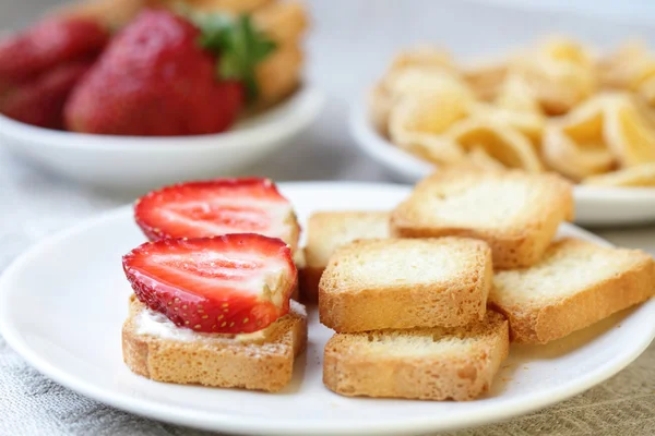 Toast with strawberry — Stock Photo, Image