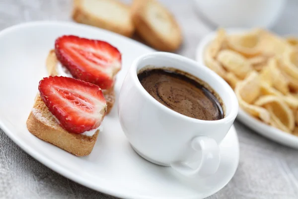 Toast met aardbei — Stockfoto