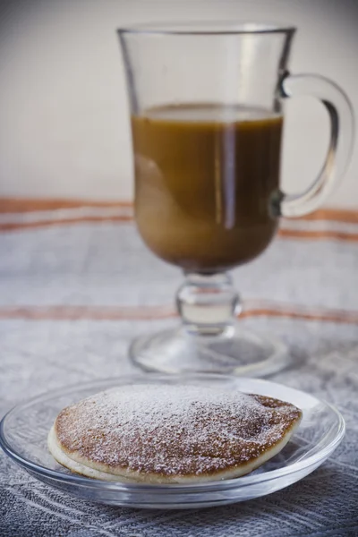 Cappuccino ve gözleme — Stok fotoğraf