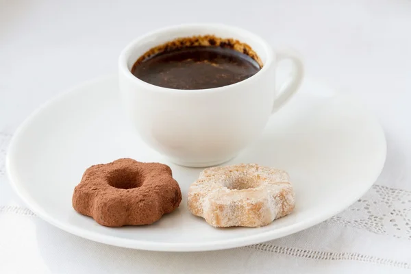 Xícara de café e alguns biscoitos — Fotografia de Stock