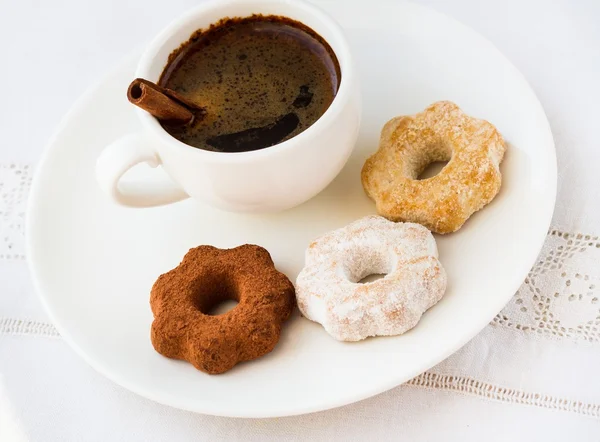 Xícara de café e alguns biscoitos — Fotografia de Stock