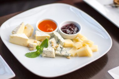 Çeşitli peynir çeşitleri.