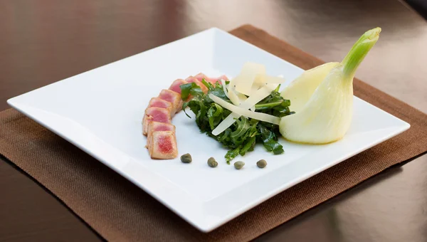 Tonno e insalata verde — Foto Stock