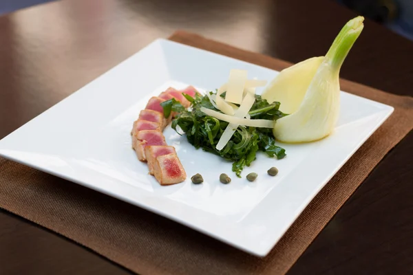 Tonfisk och grön sallad — Stockfoto