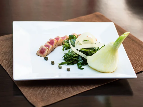 Tonfisk och grön sallad — Stockfoto