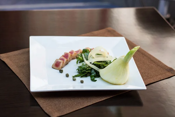 Tonfisk och grön sallad — Stockfoto