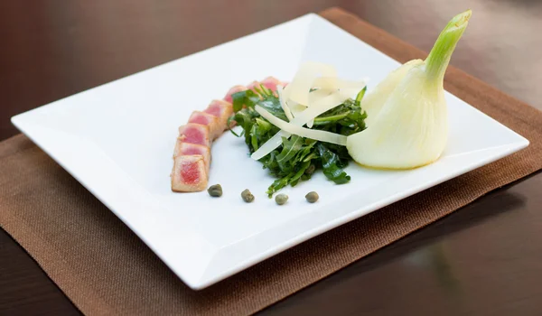 Atún y ensalada verde —  Fotos de Stock